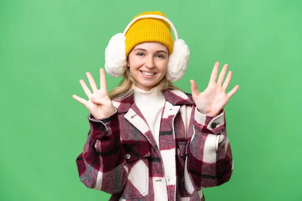 Νεαρή Αγγλίδα Που Φοράει Χειμωνιάτικες Μανσέτες Απομονωμένο Φόντο Μετρώντας Εννιά — Φωτογραφία Αρχείου