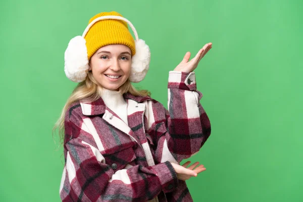 Jovem Inglesa Vestindo Regalos Inverno Sobre Fundo Isolado Estendendo Mãos — Fotografia de Stock