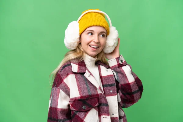 Jovem Inglesa Vestindo Regalos Inverno Sobre Fundo Isolado Ouvindo Algo — Fotografia de Stock