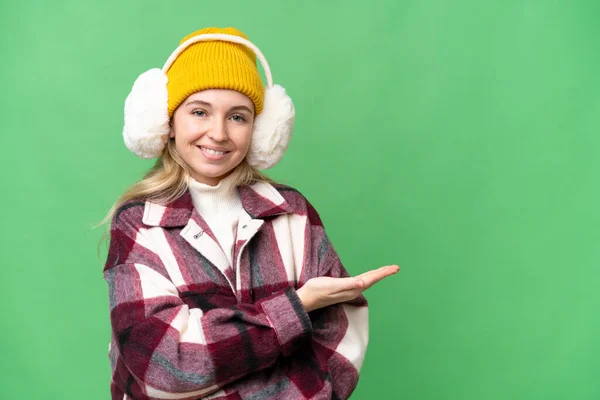 Jovem Inglesa Vestindo Regalos Inverno Sobre Fundo Isolado Apresentando Uma — Fotografia de Stock