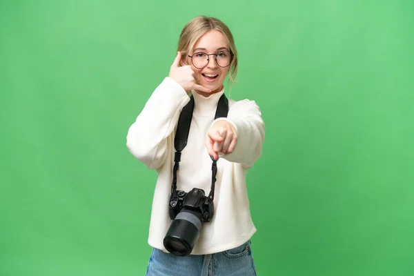 Młoda Fotograf Angielski Kobieta Odosobnionym Tle Gest Telefonu Wskazując Przodu — Zdjęcie stockowe
