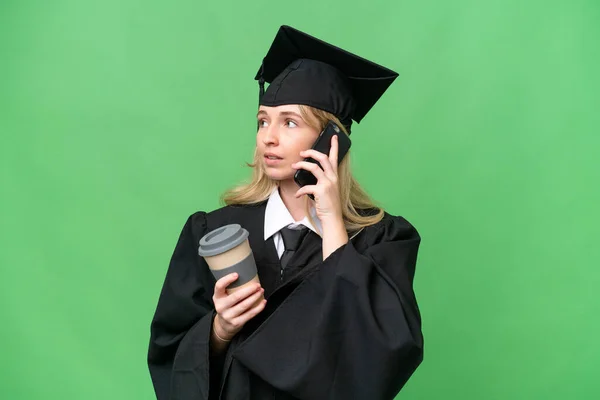 기사보기 영국젊은 커피를 가져가기 전화를 고립된 배경을 가지고 — 스톡 사진