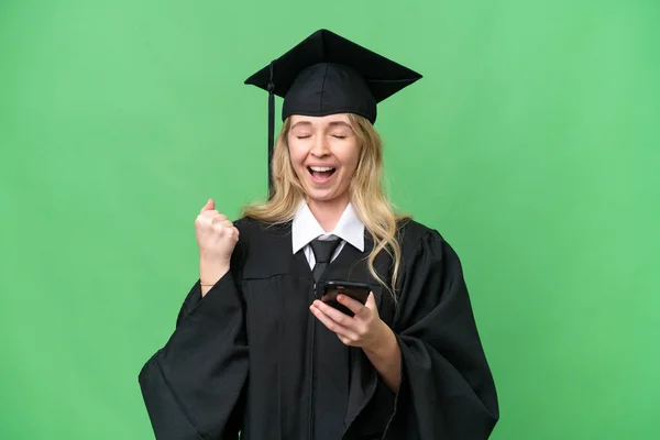 Mladá Univerzita Angličtina Absolvent Žena Přes Izolované Pozadí Telefonem Vítězné — Stock fotografie