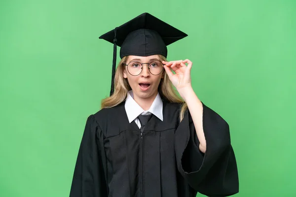 Üniversiteden Mezun Genç Bir Ngiliz Kadın Gözlüklü Şaşırmış Bir Şekilde — Stok fotoğraf