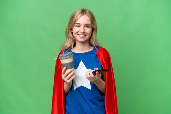 Super Hero Angielska Kobieta Odosobnionym Tle Trzymając Kawę Zabrania Telefon — Zdjęcie stockowe