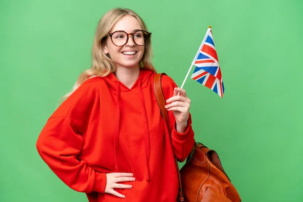 年轻的惊慌失措的女人举着英国国旗 在孤零零的背景上 手挽手 面带微笑 — 图库照片