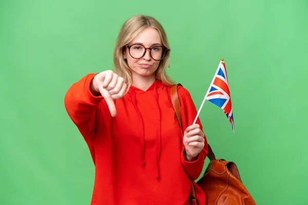 Молодая Латиноамериканка Флагом Великобритании Изолированном Фоне Показывает Большой Палец Вниз — стоковое фото