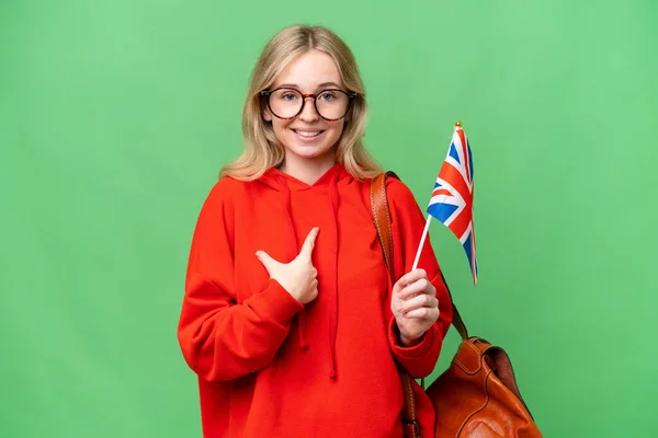 Junge Hispanische Frau Mit Britischer Flagge Vor Isoliertem Hintergrund Und — Stockfoto