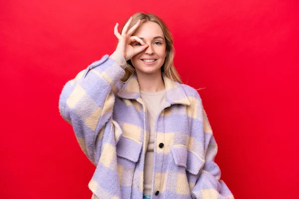 Young English Woman Isolated Red Background Showing Sign Fingers — Photo