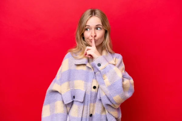 Ung Engelsk Kvinna Isolerad Röd Bakgrund Visar Ett Tecken Tystnad — Stockfoto