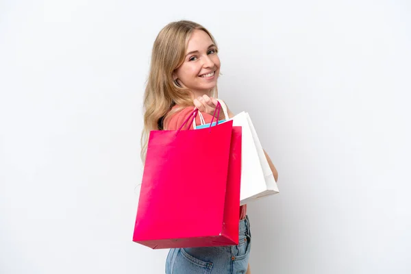 白い背景に隔離された若い英語の女性ショッピングバッグや笑顔を保持 — ストック写真