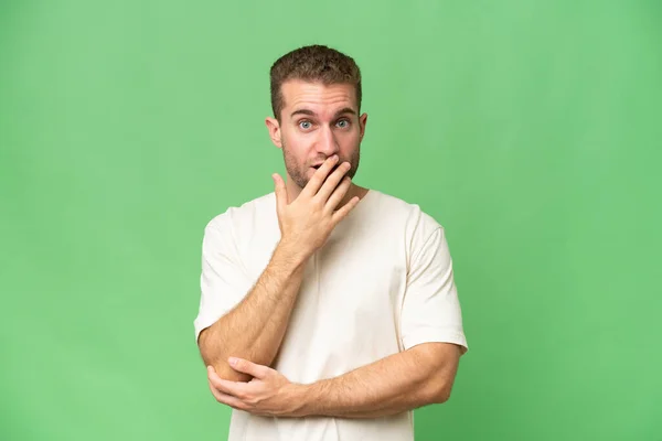 Jonge Knappe Blanke Man Geïsoleerd Groene Chroma Achtergrond Verrast Geschokt — Stockfoto