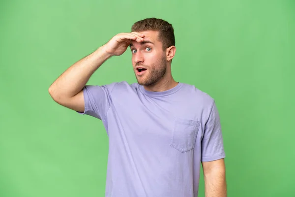 Jonge Knappe Blanke Man Geïsoleerd Groene Chroma Achtergrond Doen Verrassing — Stockfoto
