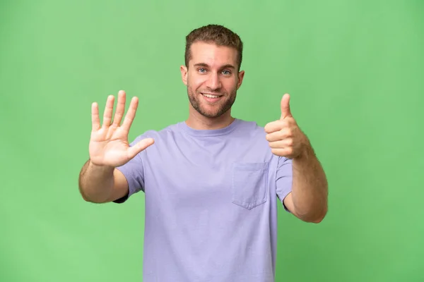 Yeşil Krom Arka Planda Tecrit Edilmiş Yakışıklı Beyaz Adam Parmaklarıyla — Stok fotoğraf