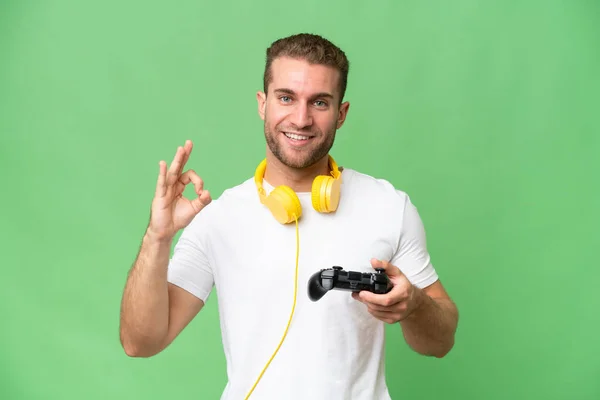 Молодой Красивый Мужчина Играет Контроллером Видеоигры Изолированы Зеленом Фоне Хромы — стоковое фото
