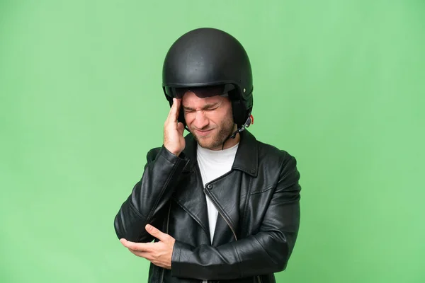 Молодий Білий Чоловік Мотоциклетним Шоломом Ізольований Зеленому Хромовому Фоні Головним — стокове фото