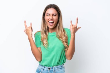 Genç Uruguaylı kadın beyaz arka planda izole edilmiş boynuz hareketi yapıyor.