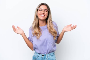 Genç Uruguaylı kadın beyaz arka planda izole edilmiş, gülümsüyor.