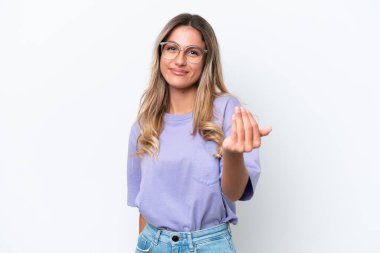 Genç Uruguaylı kadın, beyaz arka planda izole edilmiş ve davet edilmişti. Gelmene sevindim.