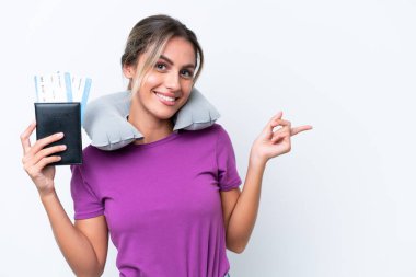 Şişme Seyahat Yastığı beyaz arka planda izole edilmiş güzel Uruguaylı kadın.