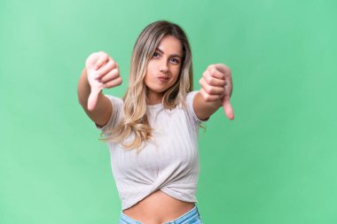 Genç Uruguaylı kadın iki eliyle baş parmağını aşağı gösteriyor.