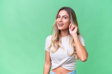 Genç Uruguaylı kadın izole bir geçmişle gülüyor