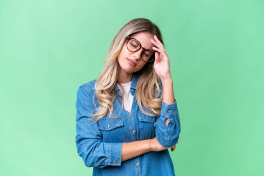 Genç Uruguaylı kadın izole edilmiş geçmişinde baş ağrısı var.