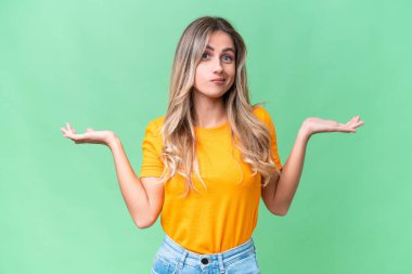 Genç Uruguaylı kadın soyutlanmış geçmişinden şüphe duyarken el kaldırıyor.