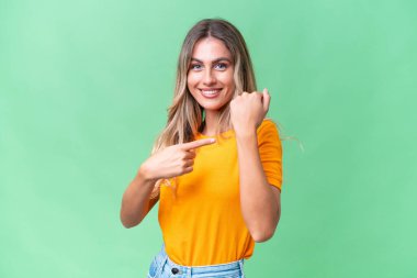 Genç Uruguaylı kadın, tecrit edilmiş geçmişinde geç kalma jesti yapıyor.