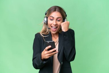 Tele pazarlamacı güzel Uruguaylı kadın tecrit edilmiş bir geçmişe sahip bir kulaklıkla çalışıyor ve bir mesaj gönderiyor.