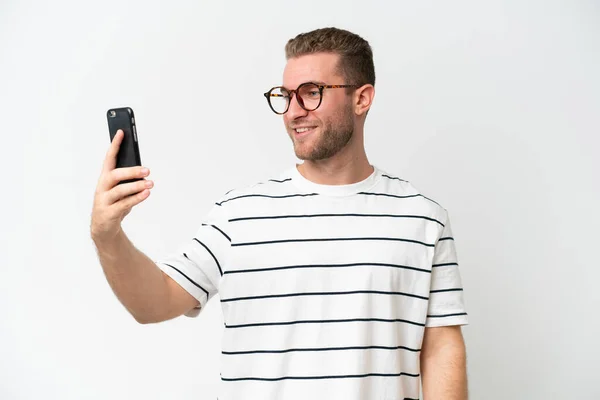 Mladý Pohledný Běloch Muž Izolované Bílém Pozadí Dělat Selfie — Stock fotografie