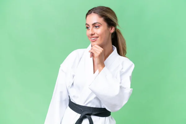 Joven Uruguaya Haciendo Karate Sobre Fondo Aislado Mirando Hacia Lado — Foto de Stock