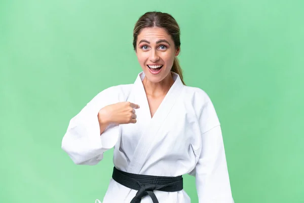 Mujer Uruguaya Joven Haciendo Karate Sobre Fondo Aislado Con Expresión — Foto de Stock