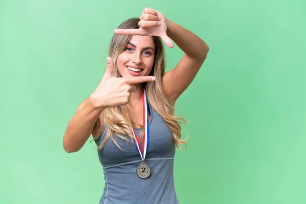 Молодая Довольно Спортивная Уругвайская Женщина Медалями Изолированном Фоне Фокусирующая Лицо — стоковое фото