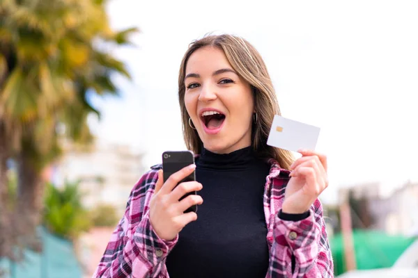 Jovem Mulher Romena Bonita Livre Comprando Com Celular Com Cartão — Fotografia de Stock