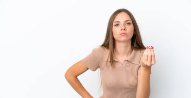 Genç Litvanyalı kadın beyaz arka planda izole edilmiş İtalyan jestleri yapıyor.