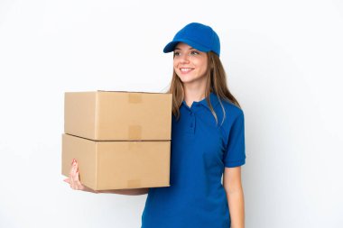 Litvanyalı kadın beyaz arka planda izole edilmiş, yana bakıyor ve gülümsüyor.