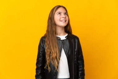 İzole edilmiş sarı arka plandaki çocuk gülüyor