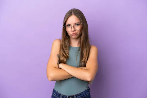 Молодая Литовская Женщина Изолирована Фиолетовом Фоне Несчастливым Выражением Лица — стоковое фото