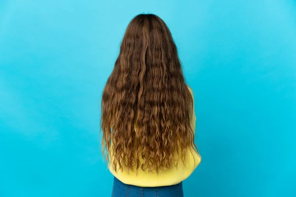 Kleines Mädchen Über Isoliertem Blauem Hintergrund Rückenlage — Stockfoto