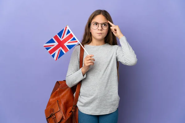 Dítě Držící Britskou Vlajku Nad Izolovaným Pozadím Pochybnostmi Přemýšlením — Stock fotografie
