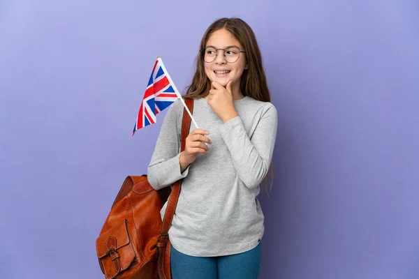 Dítě Držící Britskou Vlajku Nad Izolovaným Pozadím Dívající Stranou Usmívající — Stock fotografie