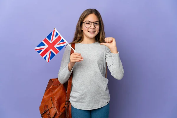 Dítě Držící Britskou Vlajku Nad Izolovaným Pozadím Hrdé Spokojené — Stock fotografie