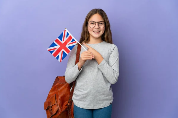 Dítě Které Drží Vlajku Spojeného Království Nad Izolovaným Pozadím Ukazuje — Stock fotografie