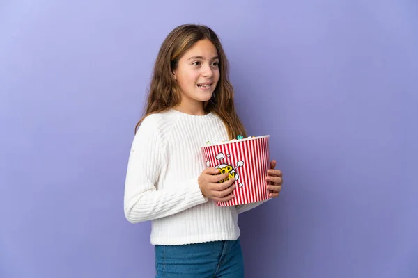 Kind Über Isoliertem Lila Hintergrund Mit Einem Großen Eimer Popcorn — Stockfoto