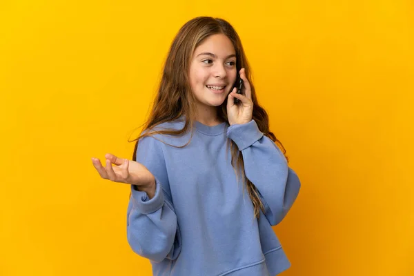 Kind Geïsoleerde Gele Achtergrond Houdt Een Gesprek Met Mobiele Telefoon — Stockfoto