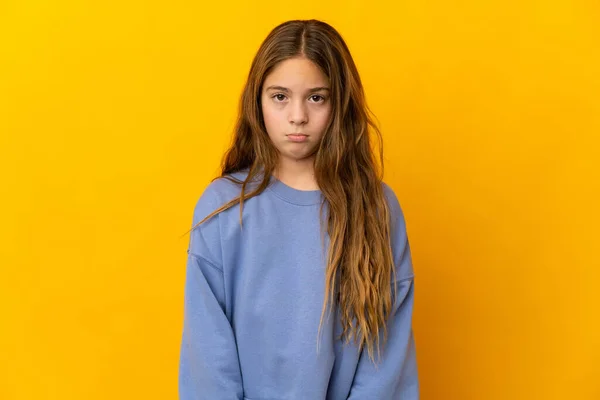 Criança Sobre Fundo Amarelo Isolado Com Expressão Triste — Fotografia de Stock