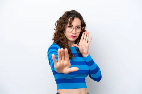 Νεαρή Καυκάσια Γυναίκα Απομονωμένη Λευκό Φόντο Νευρική Τεντώνοντας Χέρια Προς — Φωτογραφία Αρχείου