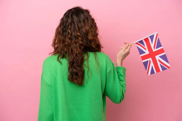 Mladá Běloška Žena Drží Anglickou Vlajku Izolované Růžovém Pozadí Zadní — Stock fotografie