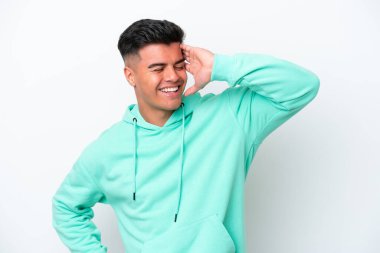 Beyaz arka planda izole edilmiş beyaz tenli yakışıklı bir adam. Çok gülümsüyor.